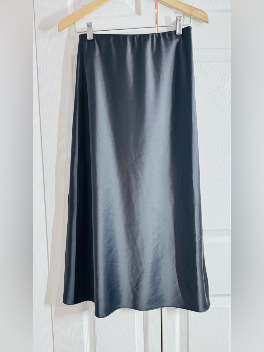 WAYF Side Slit Midi Slip Skirt in Black - Small